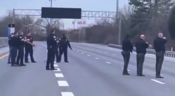 ABD polisleri silahsız adamı kurşun yağmuruna tuttu!